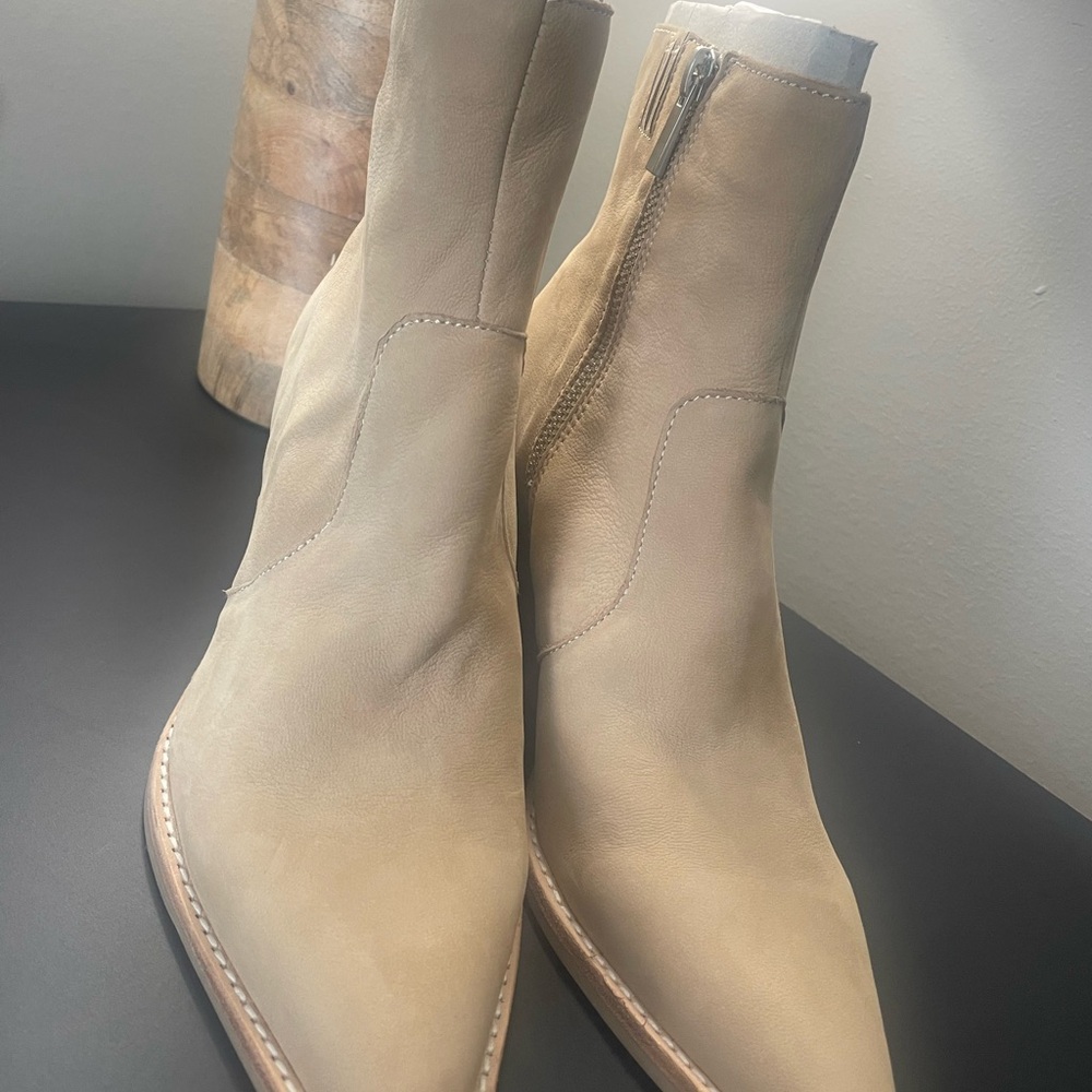 Women's Tan Ankle Boots tan fits small never worn dolce vita